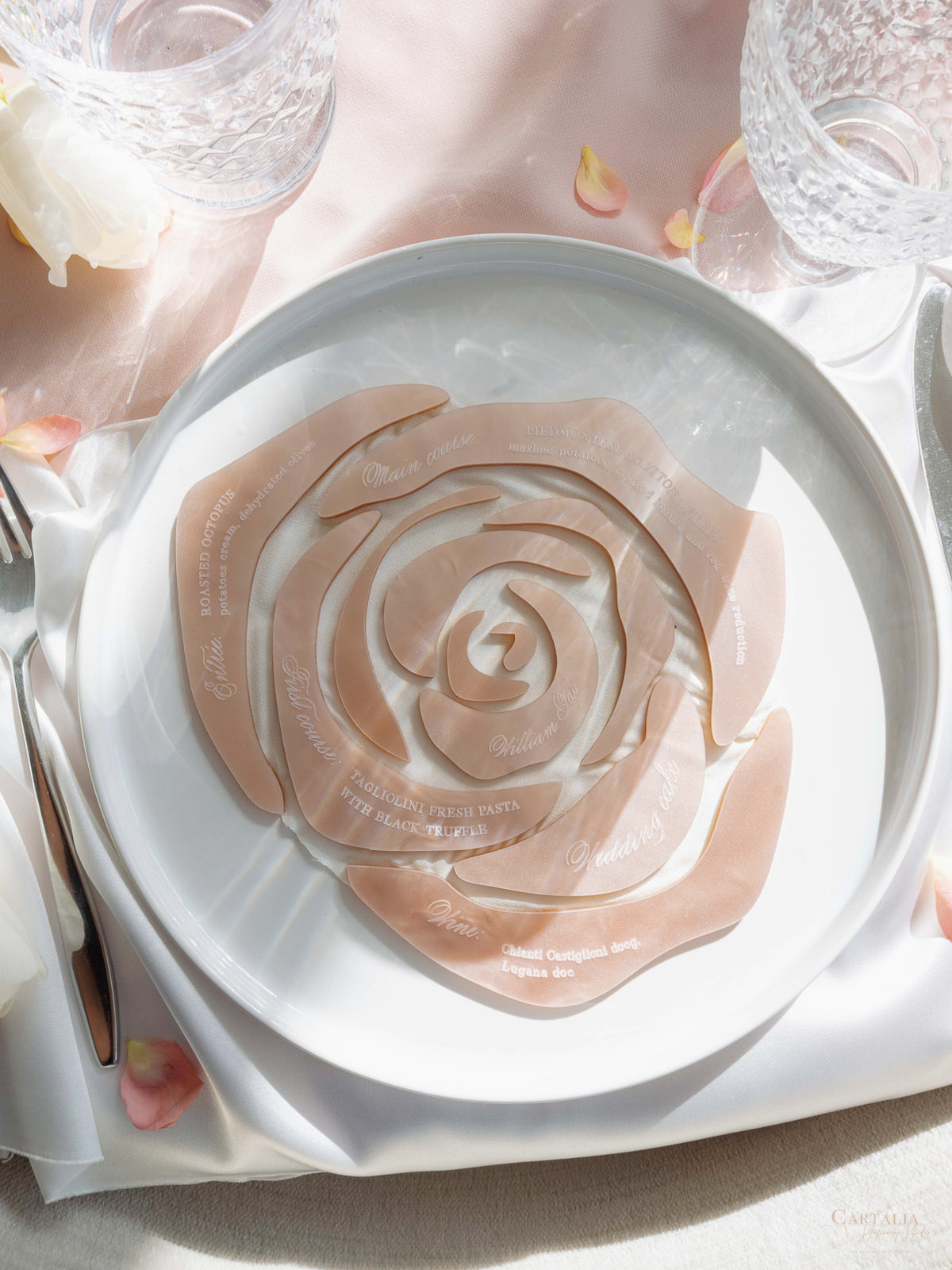 Menu bar su misura con monogramma dorato | Matrimonio Lago di Como Villa Balbiano