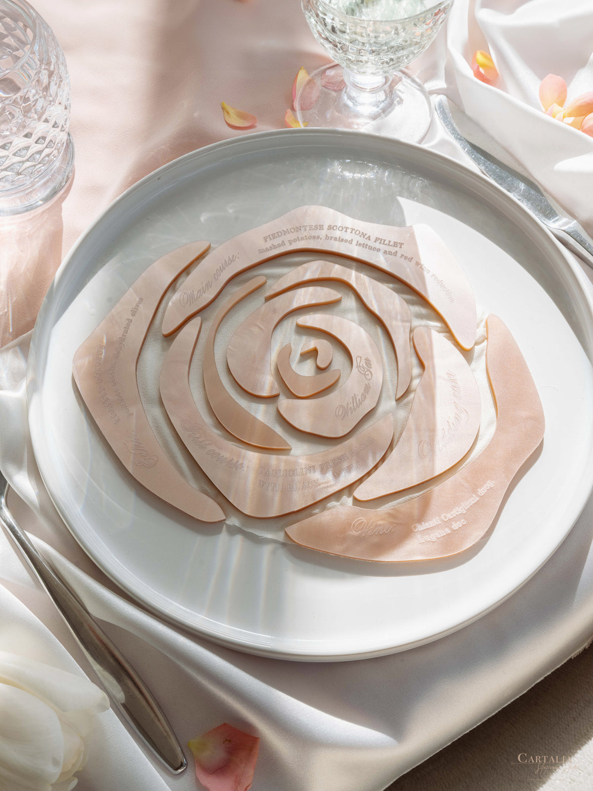 Menu bar su misura con monogramma dorato | Matrimonio Lago di Como Villa Balbiano