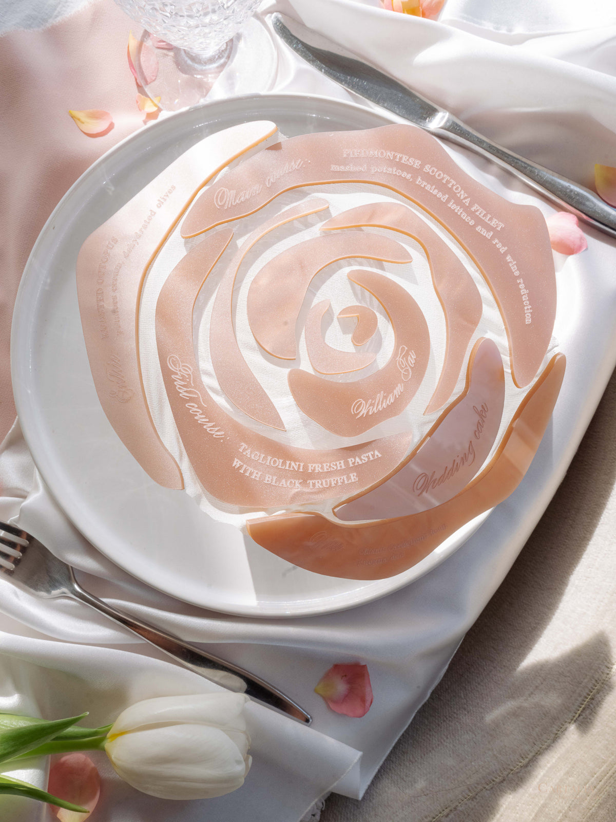 Menu bar su misura con monogramma dorato | Matrimonio Lago di Como Villa Balbiano