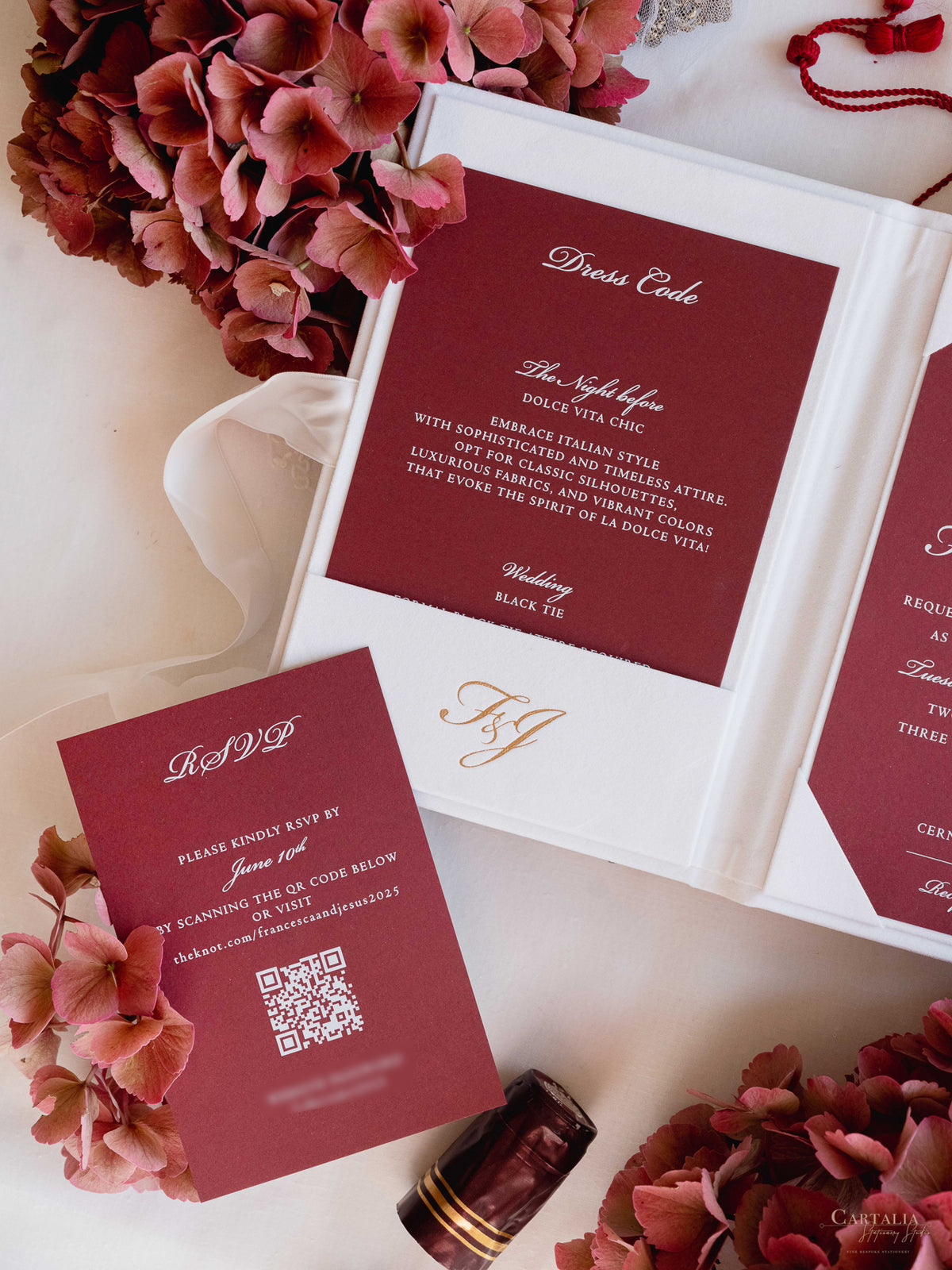 Invitation de luxe en lin, couverture rigide, feuille d'or, pompon et sceau de cire, avec lieu personnalisé | Villa Cetinale, Sienne, Toscane