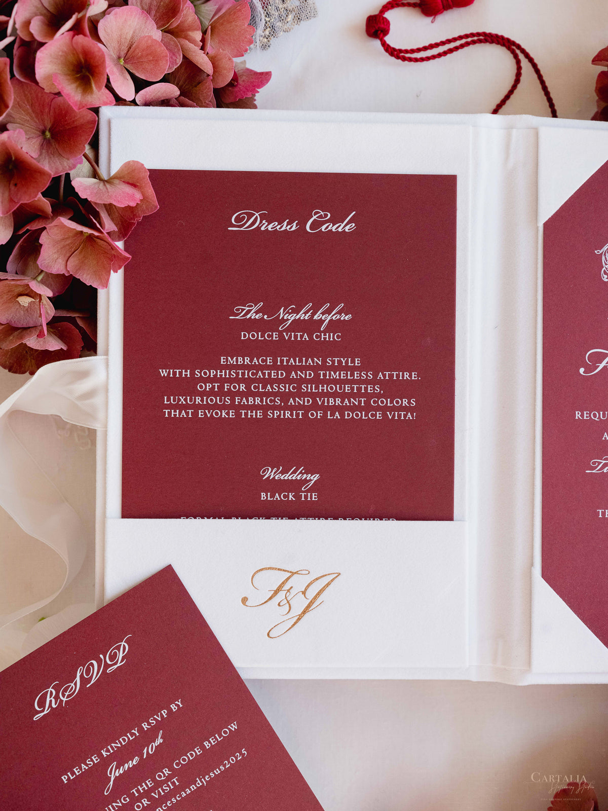 Invitation de luxe en lin, couverture rigide, feuille d'or, pompon et sceau de cire, avec lieu personnalisé | Villa Cetinale, Sienne, Toscane