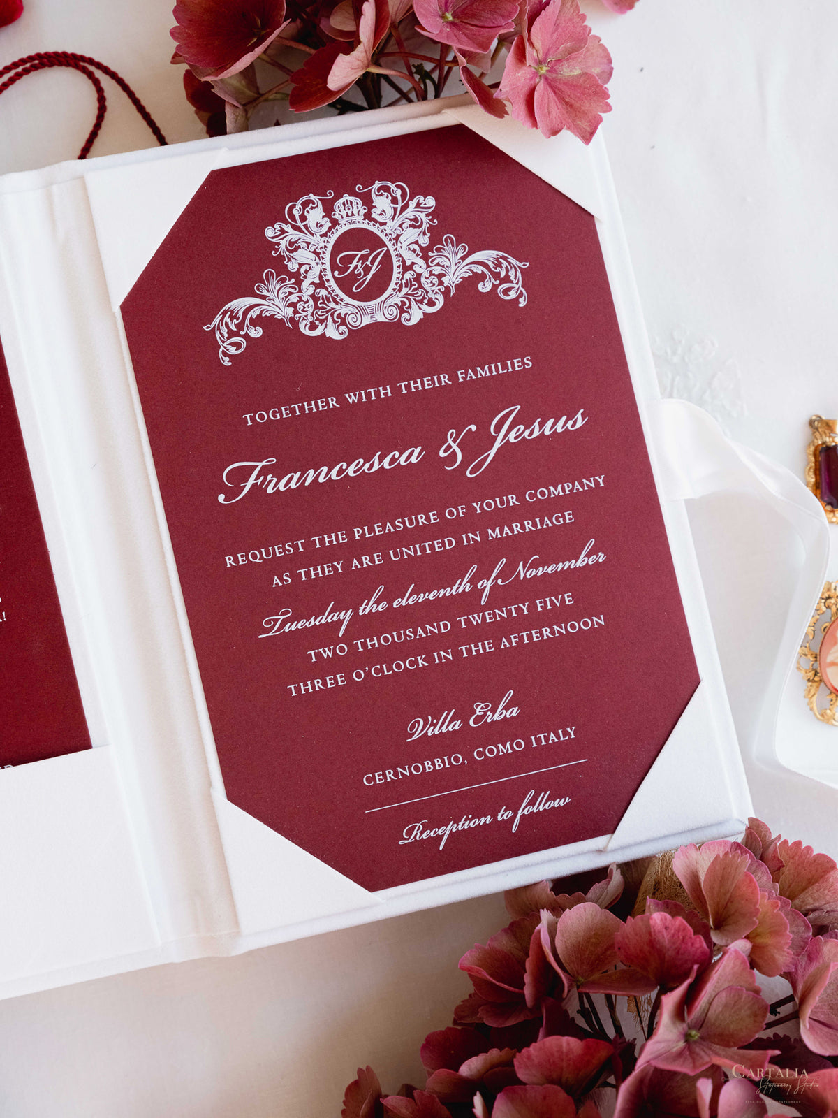 Invitation de luxe en lin, couverture rigide, feuille d'or, pompon et sceau de cire, avec lieu personnalisé | Villa Cetinale, Sienne, Toscane