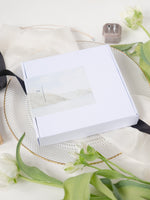 Invito tascabile per sede in scatola 3D con cancello tagliato al laser e targhetta in pelle vegana | Villa Balbiano, Lago di Como | Su misura