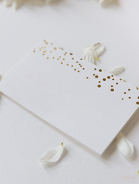 Tarjeta de lugar con puntos de confeti de aluminio