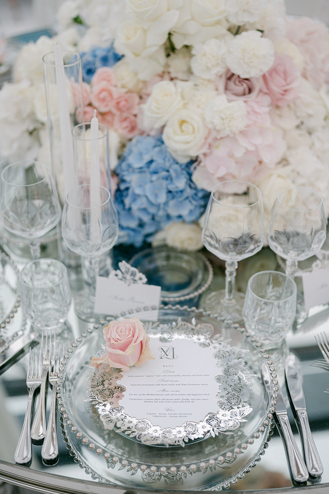 Menu con piatto in specchio d'argento con rose, fiori e farfalle tagliati al laser | Villa Balbiano, Matrimonio sul Lago di Como