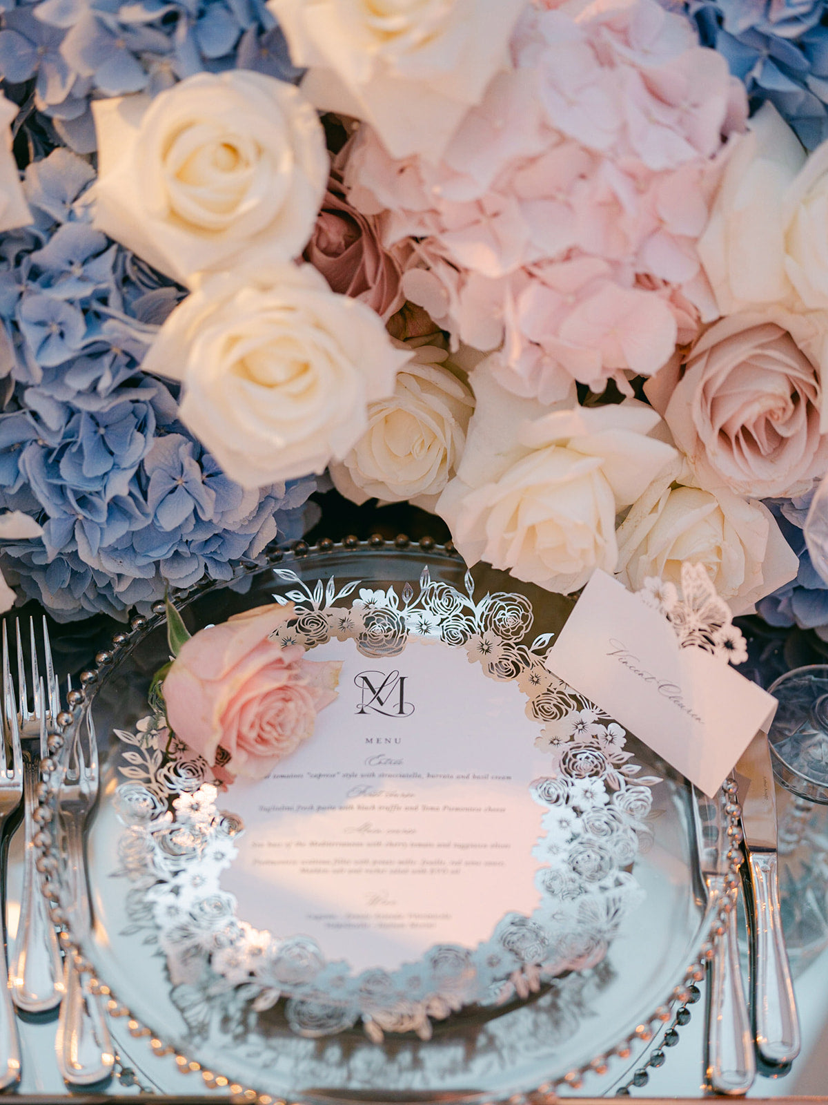 Menu con piatto in specchio d'argento con rose, fiori e farfalle tagliati al laser | Villa Balbiano, Matrimonio sul Lago di Como