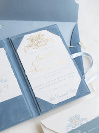 Luxury Velvet Hard Back Book Folio & Ribbon Invitation with Gold Foil Lieu | Commission sur mesure