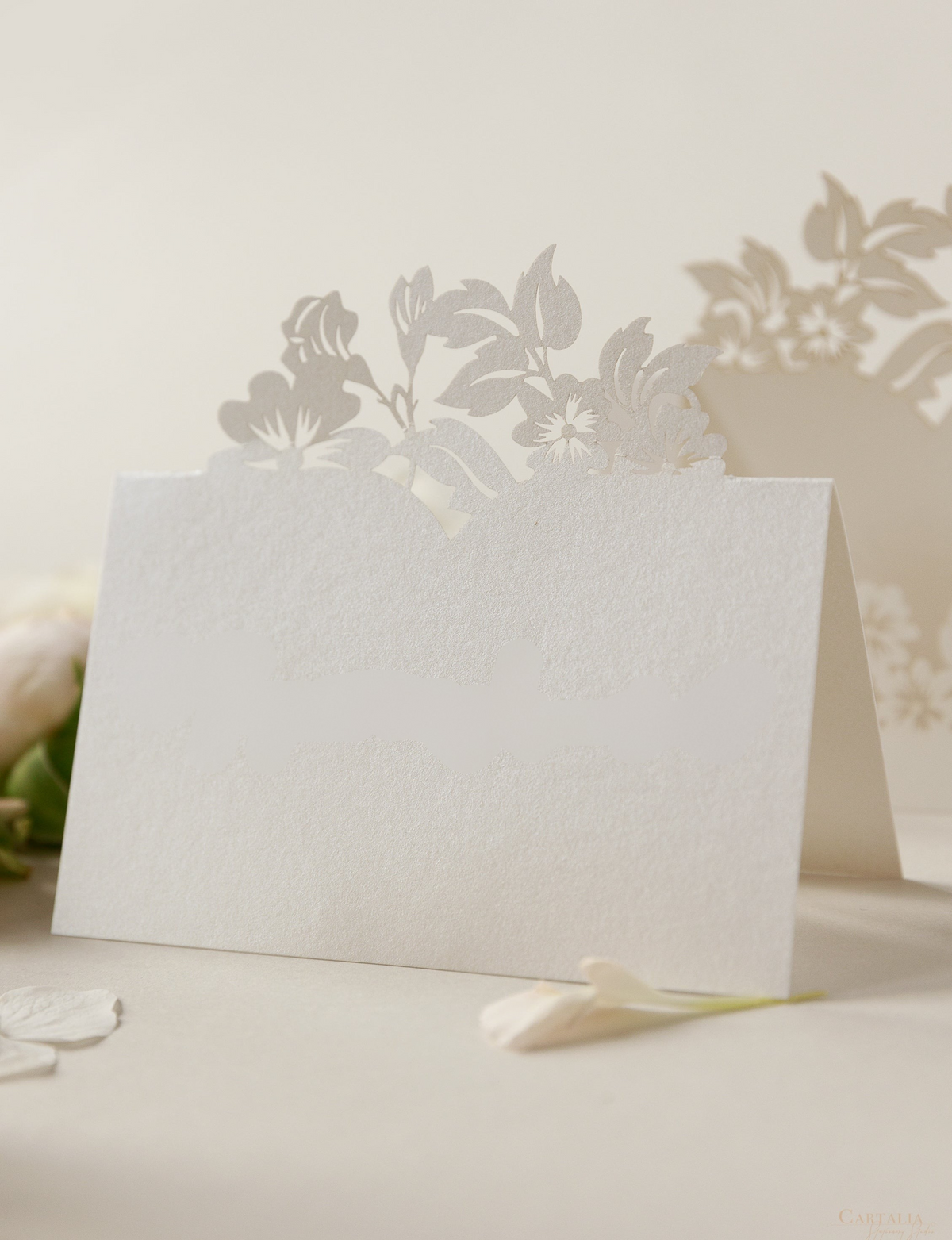 Cartes de lieu romantiques avec des fleurs coupées au laser