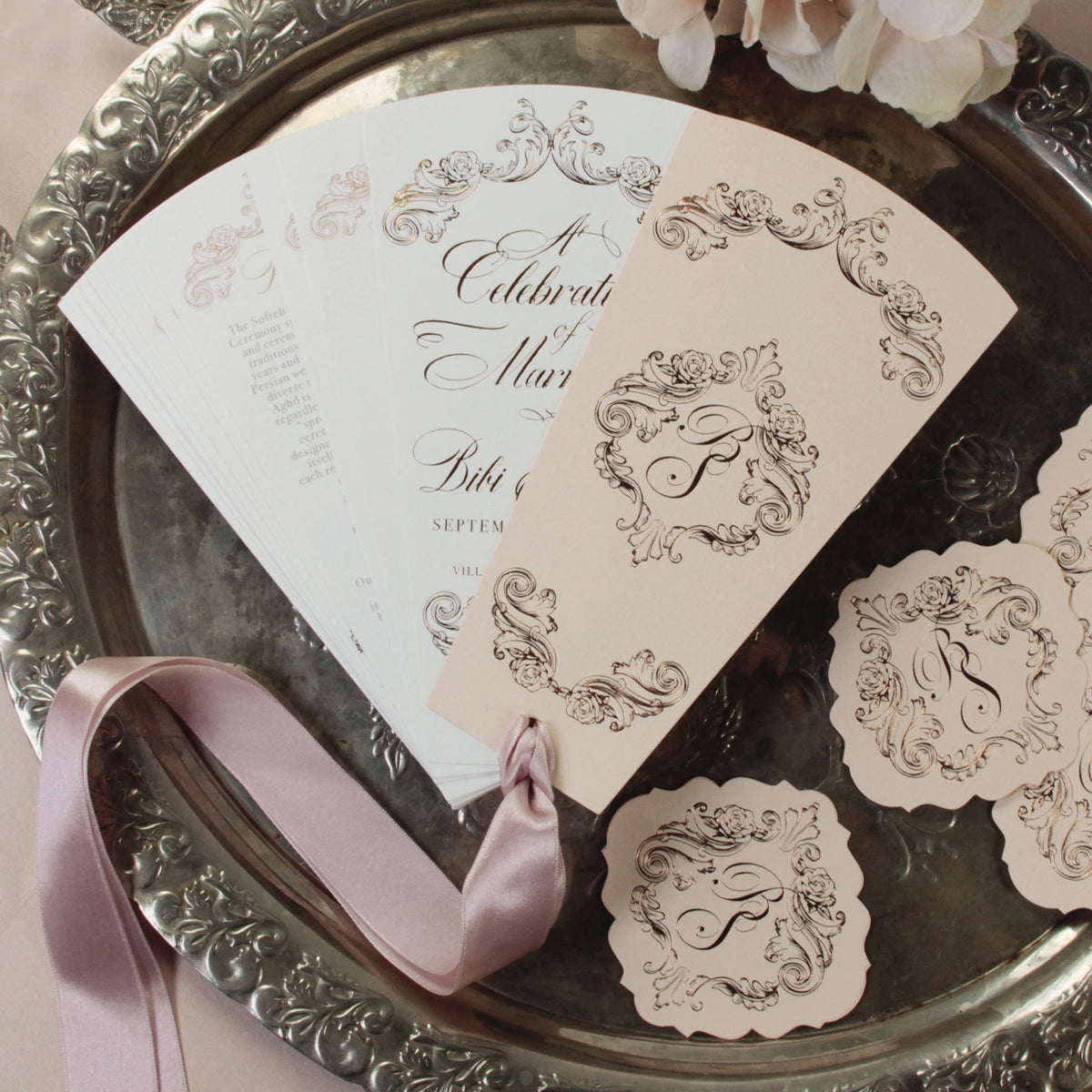 Ventaglio del programma Petal Wedding Regal, ordine del giorno unico, ordine del servizio, monogramma in lamina di lusso unico