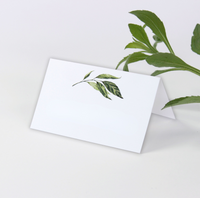 Tarjeta de lugar rústico de follaje verde