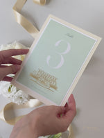 Numeri da tavolo in verde salvia e champagne con foglio di schizzo per sede personalizzata