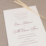 Elegante cornice ribassata tripla in rilievo con buste foderate e invito al giorno delle nozze con calligrafia classica