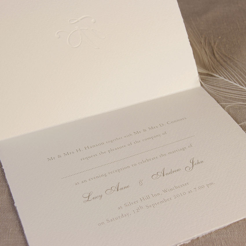 Papier italien à bord de luxe à la main avec monogramme en relief invitation de mariage traditionnelle