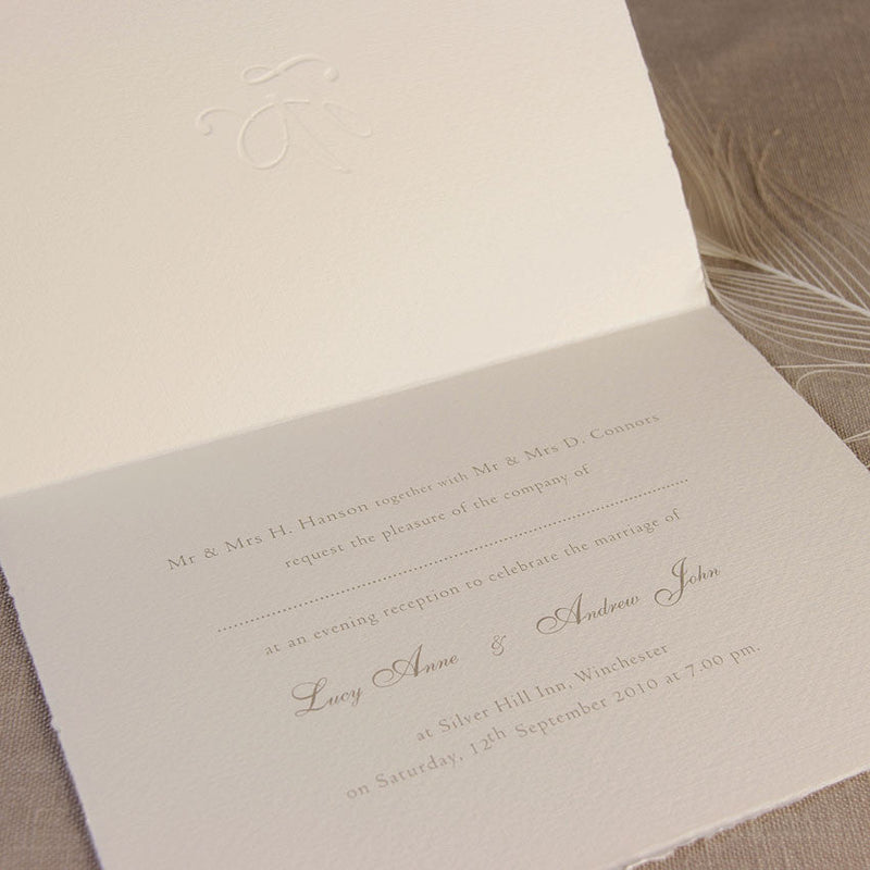Invito a nozze tradizionale con monogramma in rilievo, carta italiana di lusso fatta a mano con bordo strappato