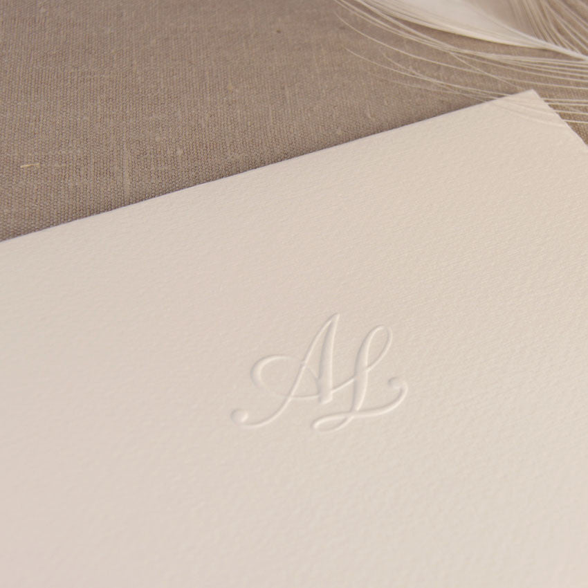 Papier italien à bord de luxe à la main avec monogramme en relief invitation de mariage traditionnelle