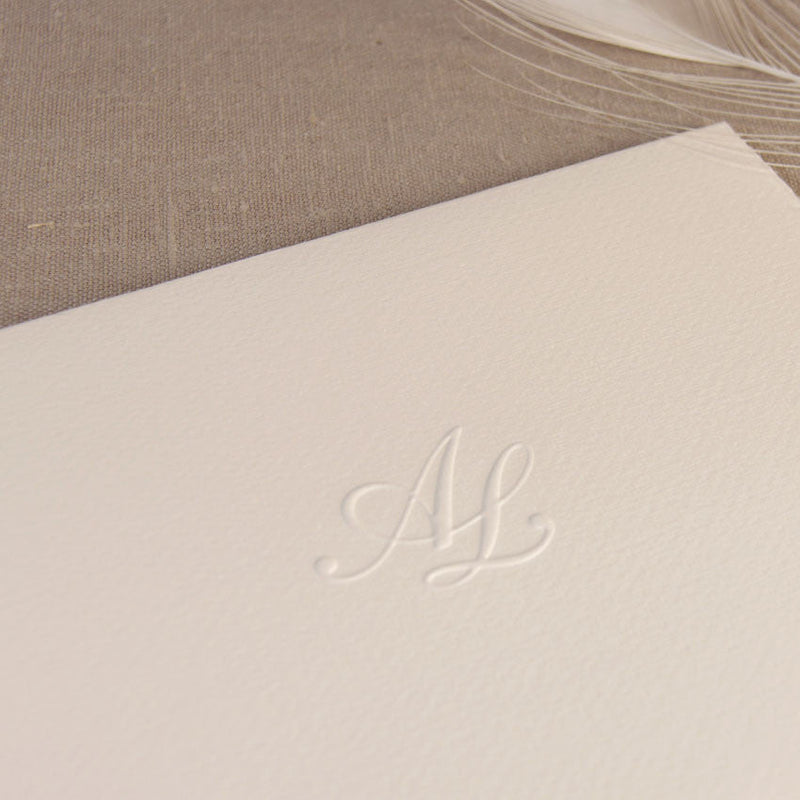 Invito a nozze tradizionale con monogramma in rilievo, carta italiana di lusso fatta a mano con bordo strappato