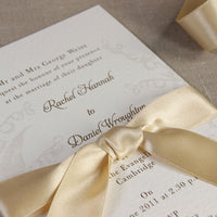Elegante invito con mughetto in rilievo con perle, nastro francese in raso e inchiostro dorato