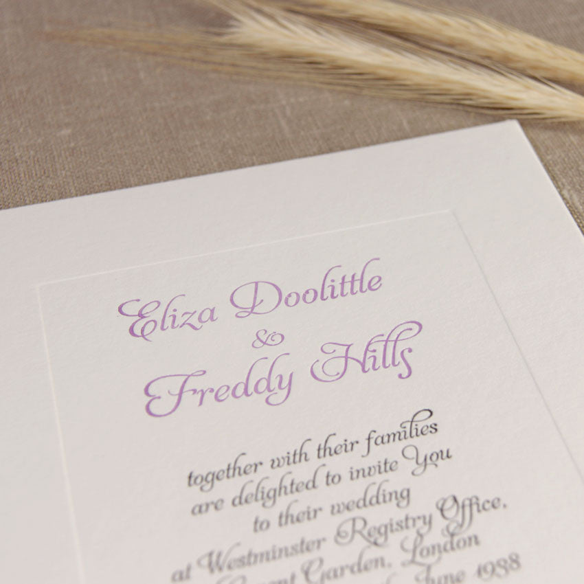 Invito a nozze serale con cornice lilla con stampa tipografica in rilievo