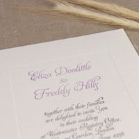 Invitación de boda de noche con marco lila tipográfico en relieve