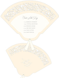 Intricato ventaglio con programma di petali di nozze con foglie tagliate al laser con esclusivo monogramma in lamina di lusso