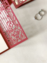 Superbe invitation au jour du mariage au laser de porte ornementale marsala avec feuille d'or