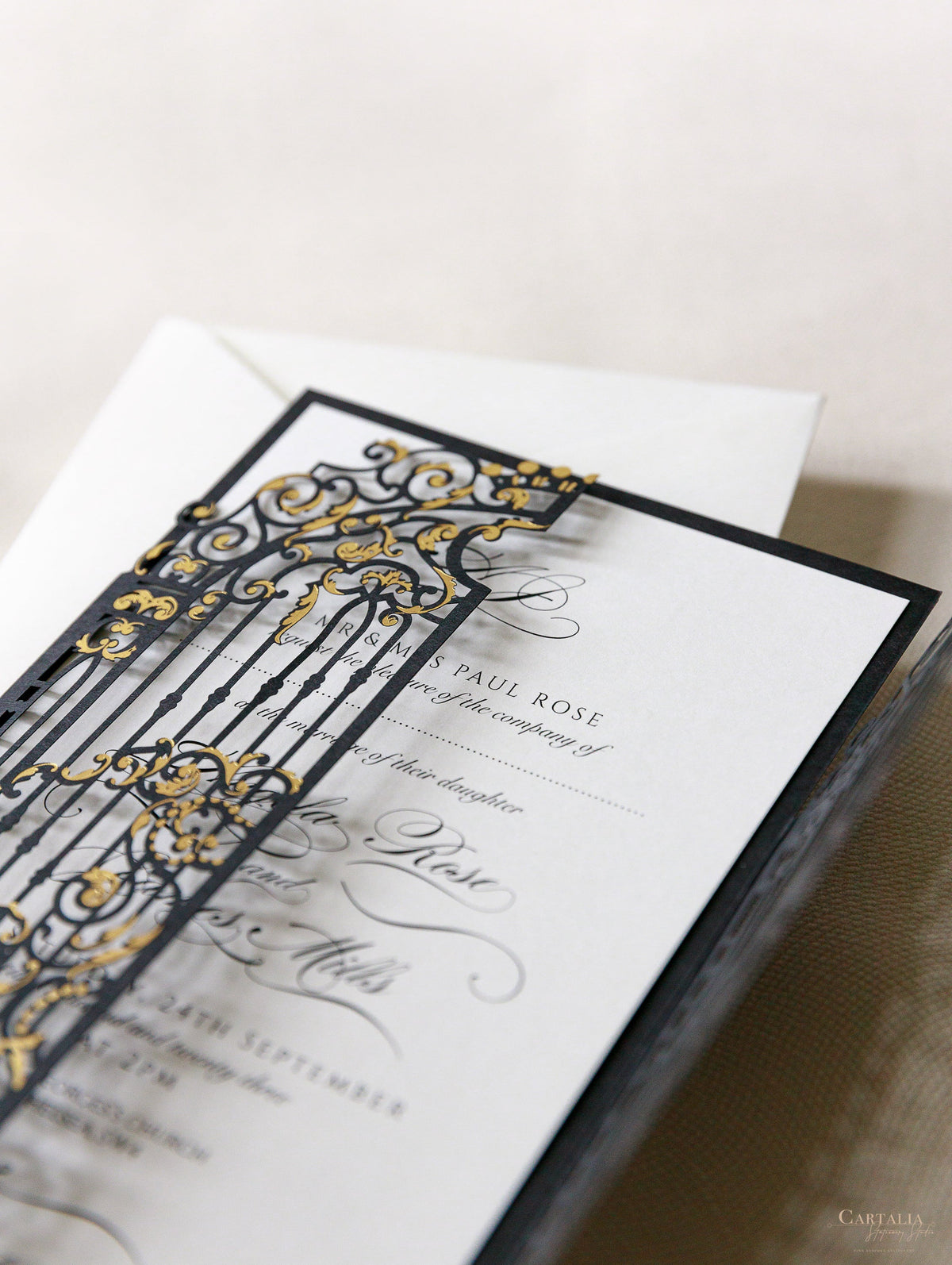 Invitación elegante para el día de la boda con puerta ornamental negra cortada con láser y lámina de oro real