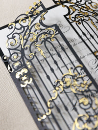 Invito per il giorno delle nozze con cancello ornamentale nero elegante tagliato al laser con vera lamina d'oro