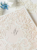 Cartella estraibile con taglio laser Magic Garden Butterfly nei colori metallizzati Avorio e Blush con RSVP
