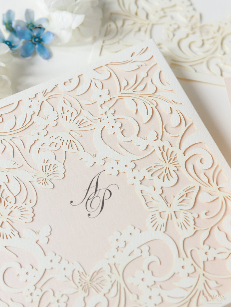 Cartella estraibile con taglio laser Magic Garden Butterfly nei colori metallizzati Avorio e Blush con RSVP