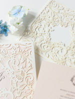 Cartella estraibile con taglio laser Magic Garden Butterfly nei colori metallizzati Avorio e Blush con RSVP