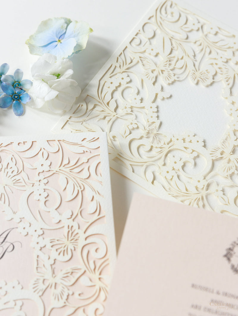 Cartella estraibile con taglio laser Magic Garden Butterfly nei colori metallizzati Avorio e Blush con RSVP