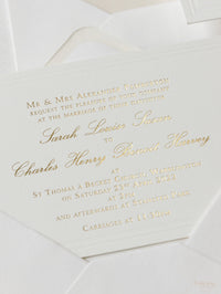 Tarjeta de lujo con marco en relieve atemporal de 710 g/m² con invitación en lámina dorada