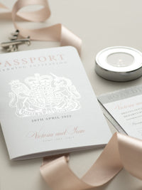 Invitación de boda tipo pasaporte con purpurina y lazo de lujo en lámina de plata auténtica con purpurina plateada