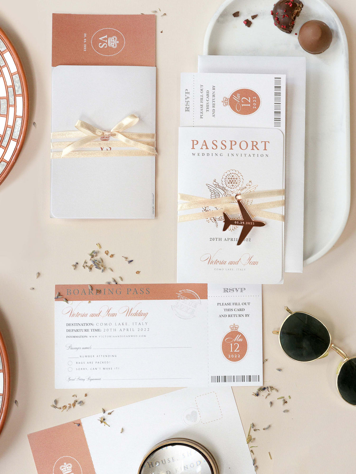 Invitation de mariage de passeport de luxe en or rose avec une véritable carte d'embarquement en aluminium et avion gravé invite