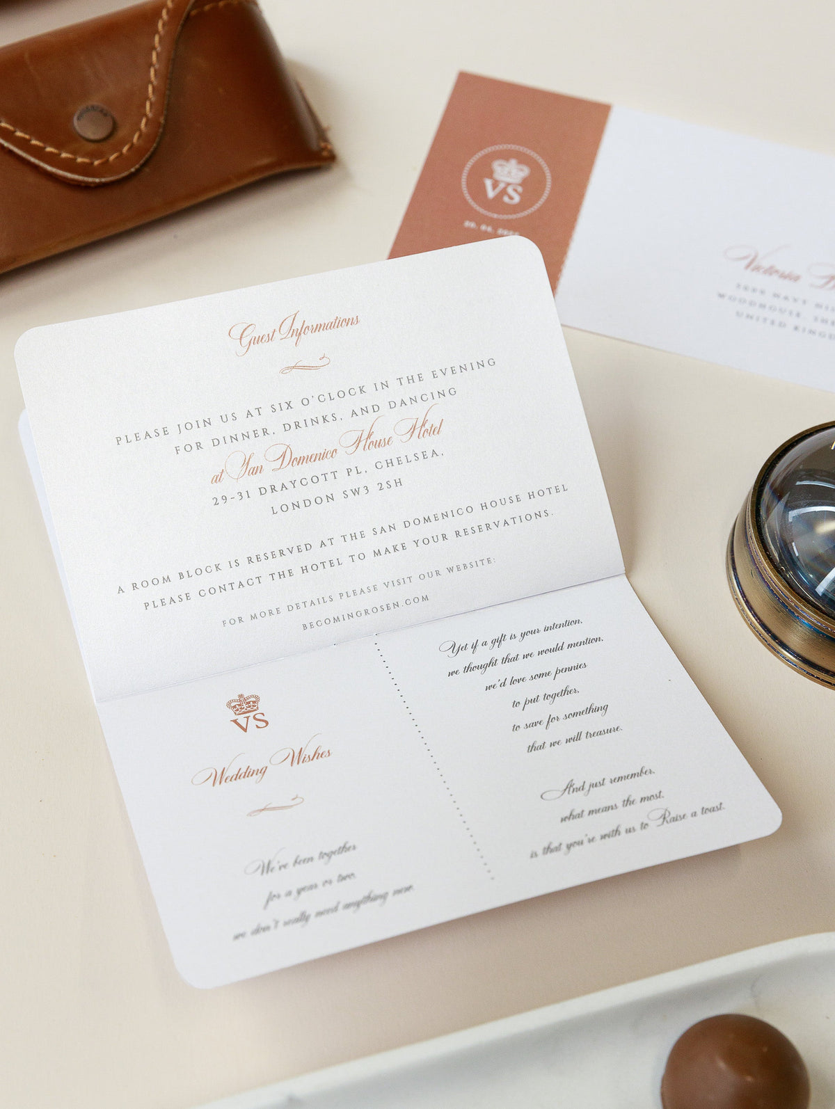 Invitation de mariage de passeport de luxe en or rose avec une véritable carte d'embarquement en aluminium et avion gravé invite