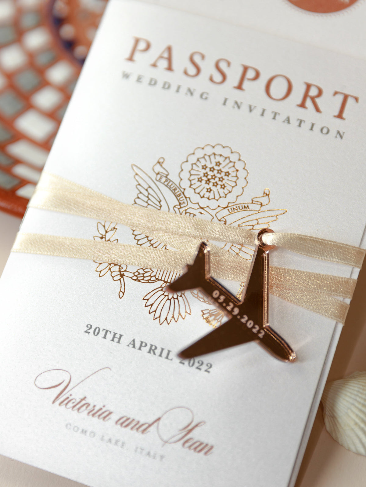 Invitation de mariage de passeport de luxe en or rose avec une véritable carte d'embarquement en aluminium et avion gravé invite