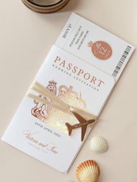 Invitation de mariage de passeport de luxe en or rose avec une véritable carte d'embarquement en aluminium et avion gravé invite