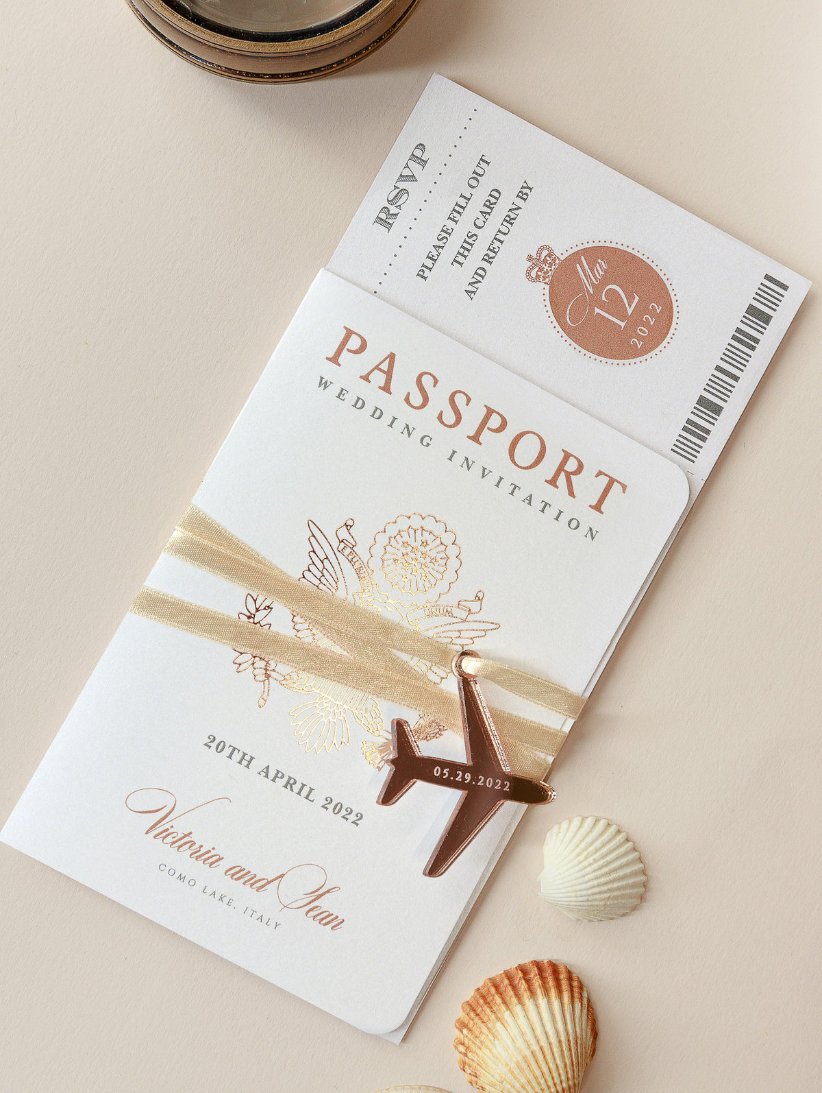 Invitation de mariage de passeport de luxe en or rose avec une véritable carte d'embarquement en aluminium et avion gravé invite