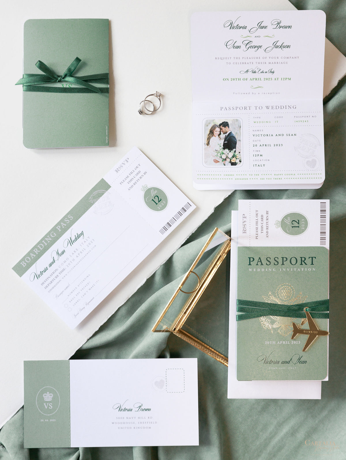 Invitación de boda con pasaporte verde salvia - Avión grabado de lujo en pasaporte Plexi dorado y boda de destino con lámina de oro real