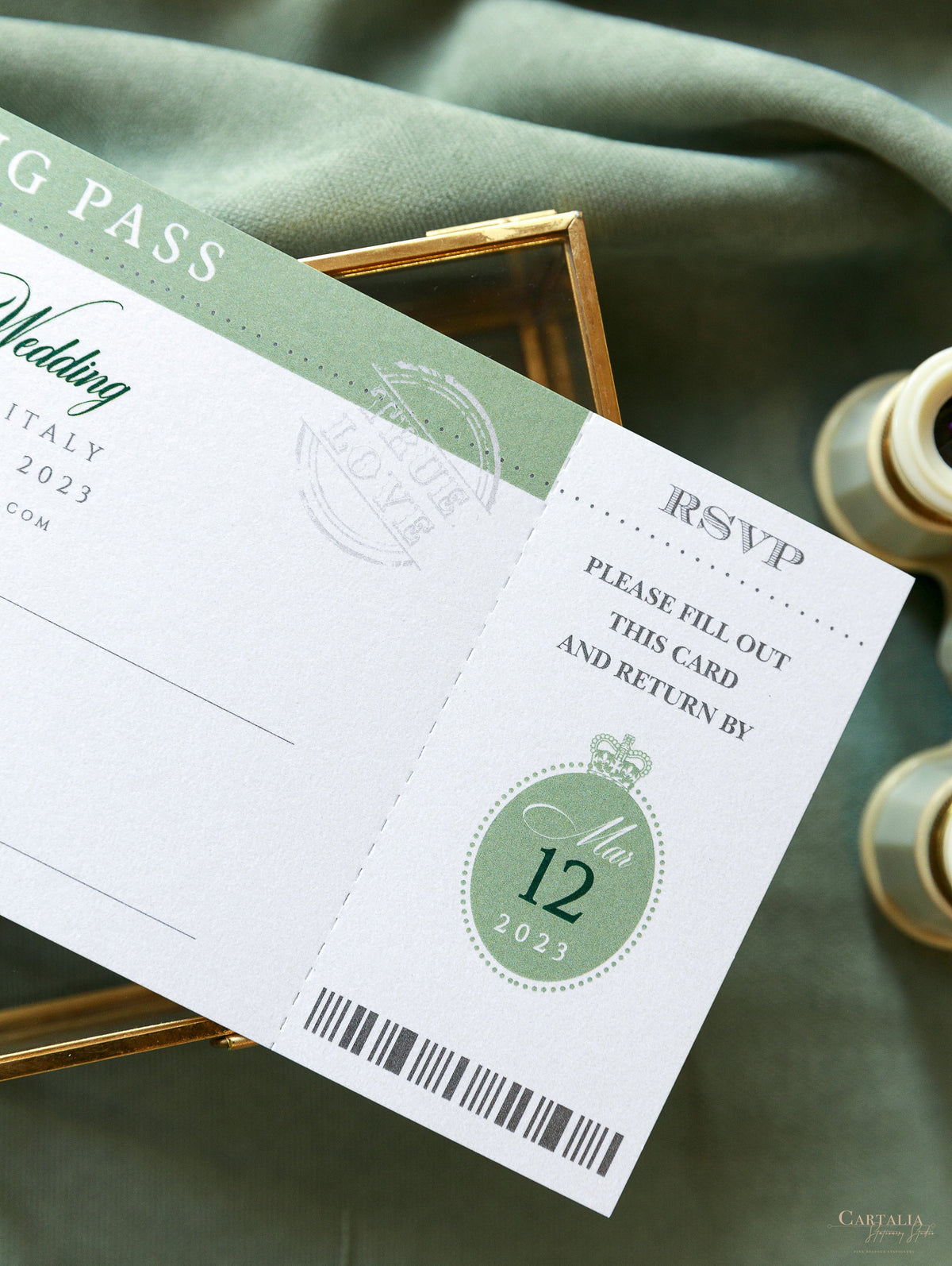 Invitation de mariage Sage Green Passport - Plan gravé de luxe dans le passeport en fleure en or et véritable