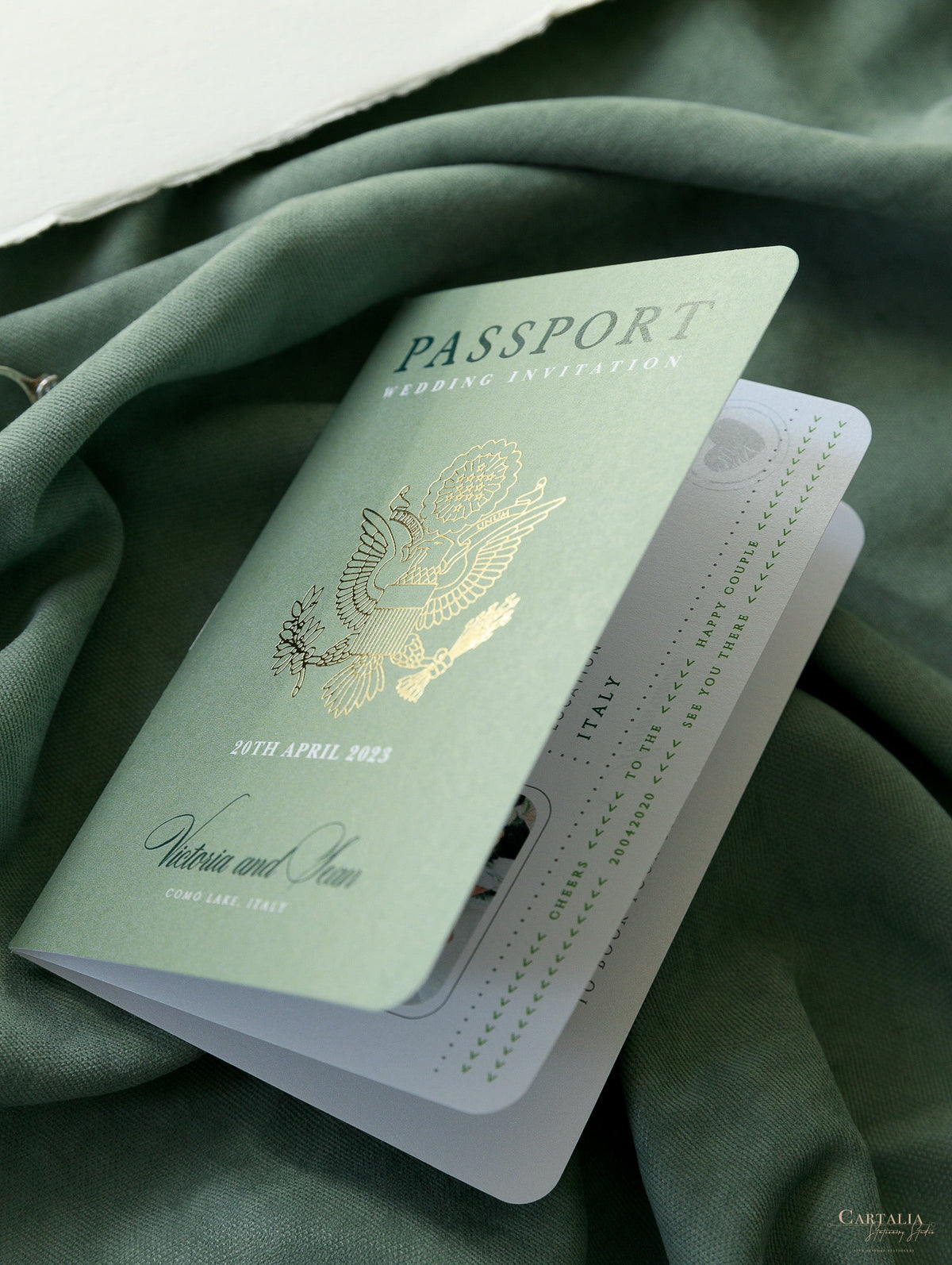 Invito a nozze con passaporto verde salvia - aereo di lusso inciso su passaporto in plexi oro e matrimonio con destinazione in vera lamina d'oro