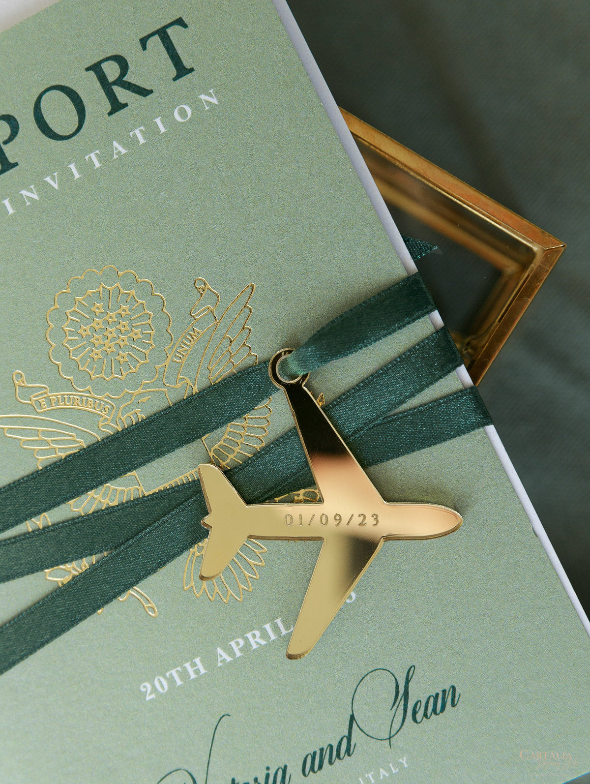 Invito a nozze con passaporto verde salvia - aereo di lusso inciso su passaporto in plexi oro e matrimonio con destinazione in vera lamina d'oro