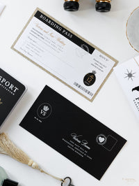 Portefeuille de voyage de dossier blanc et noir: suite d'invitation de passeport de mariage de luxe en poche et étiquette de miroir en or