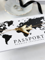 Portafoglio da viaggio FOLDER bianco e nero: suite di inviti per passaporto di nozze di lusso in tasca e etichetta a specchio dorata
