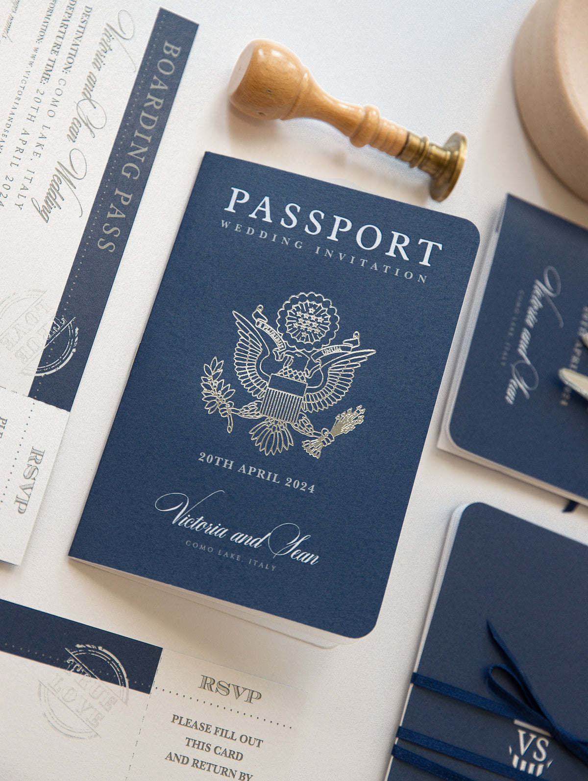 Invitación de boda azul marino con pasaporte de EE. UU./Estados Unidos y Reino Unido con plano Plexi con espejo plateado