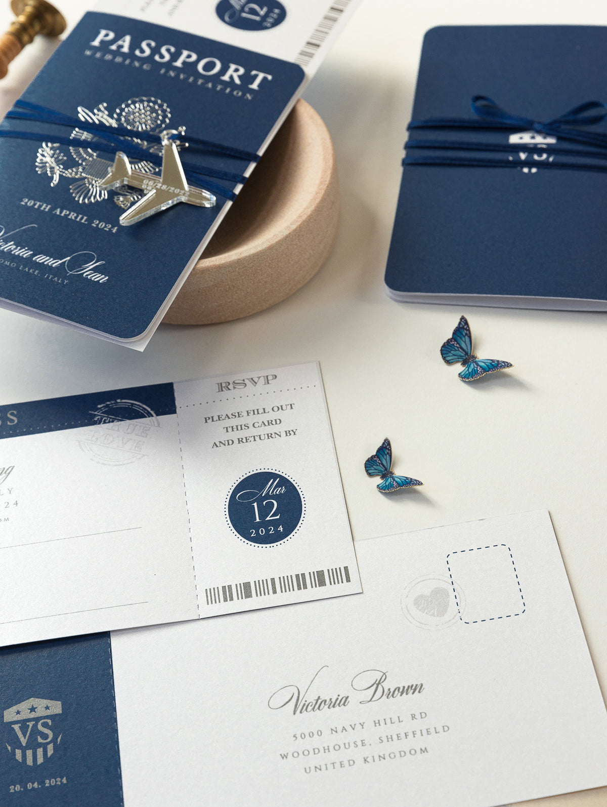 Invitación de boda azul marino con pasaporte de EE. UU./Estados Unidos y Reino Unido con plano Plexi con espejo plateado