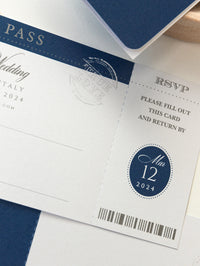 Invitación de boda azul marino con pasaporte de EE. UU./Estados Unidos y Reino Unido con plano Plexi con espejo plateado