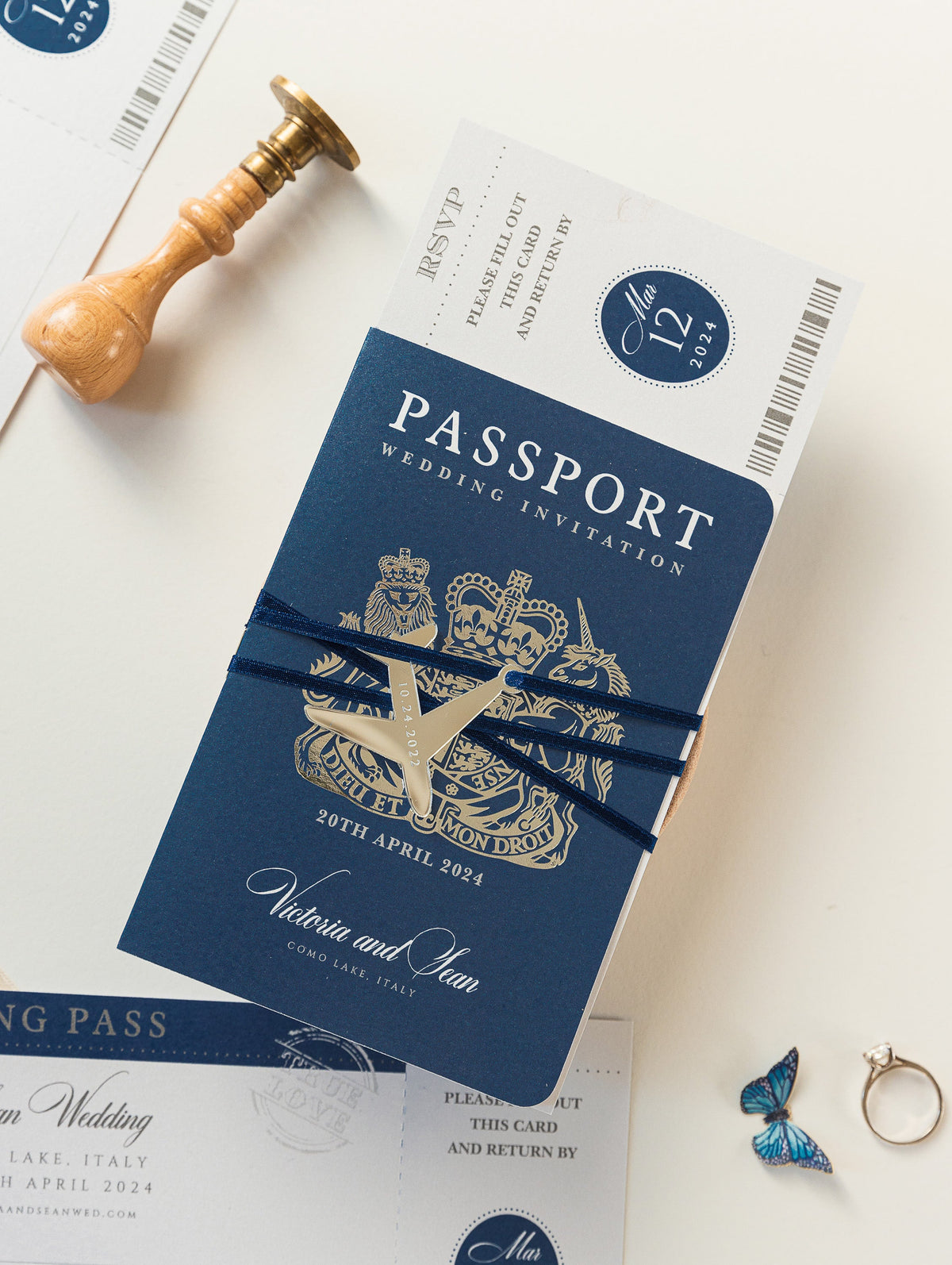 Invitación de boda azul marino con pasaporte de EE. UU./Estados Unidos y Reino Unido con plano Plexi con espejo plateado