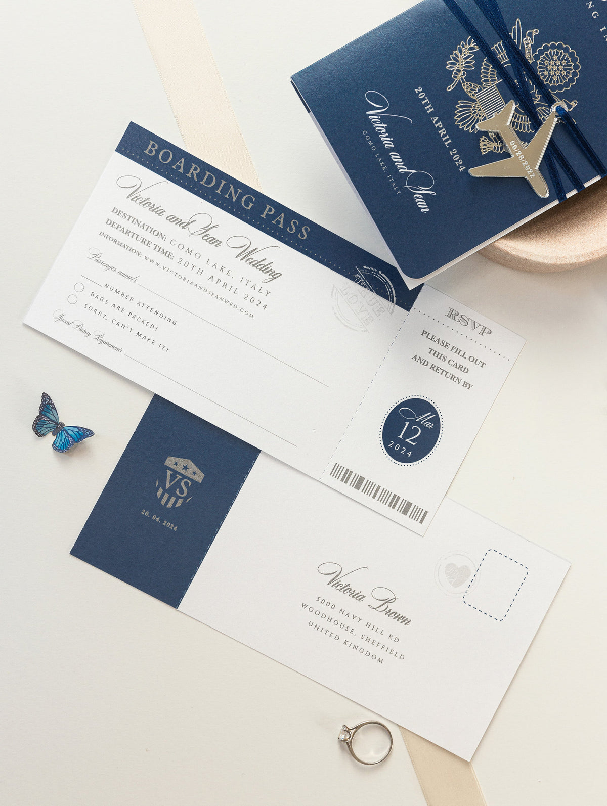 Invitación de boda azul marino con pasaporte de EE. UU./Estados Unidos y Reino Unido con plano Plexi con espejo plateado