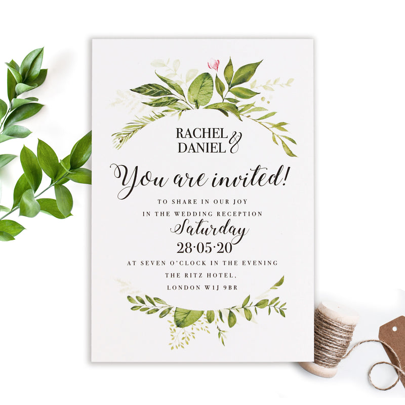Invito serale con set di nozze rustiche con fogliame verde